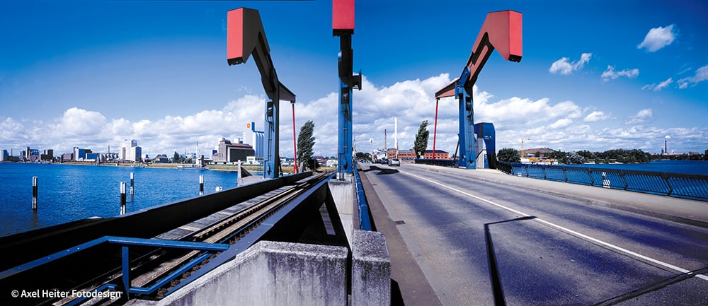 Frontalansicht der Diffen&eacute;br&uuml;cke bei Tag.