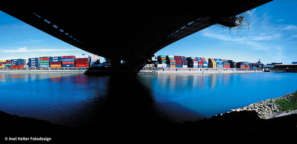 Blick auf den Mühlauhafen, aufgenommen unterhalb der Kurt-Schumacher-Brücke.