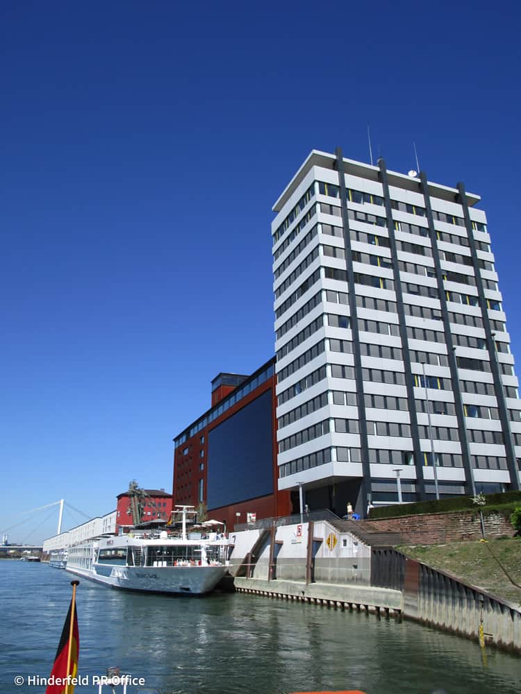 Verwaltungsgebäude Hafengesellschaft Mannheim bei Sonnenschein.
