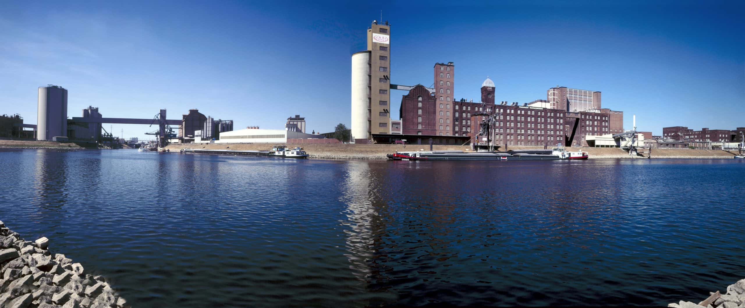 Ansicht der Mühle am Bonadieshafen vom Wasser aus.