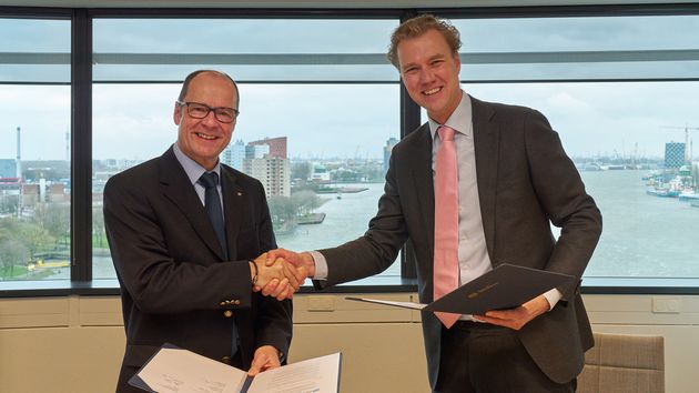 Uwe Köhn (Hafendirektor Hafen Mannheim) und Matthijs van Doorn (Vice-President Commercial Port of Rotterdam Authority) schütteln sich die Hände.